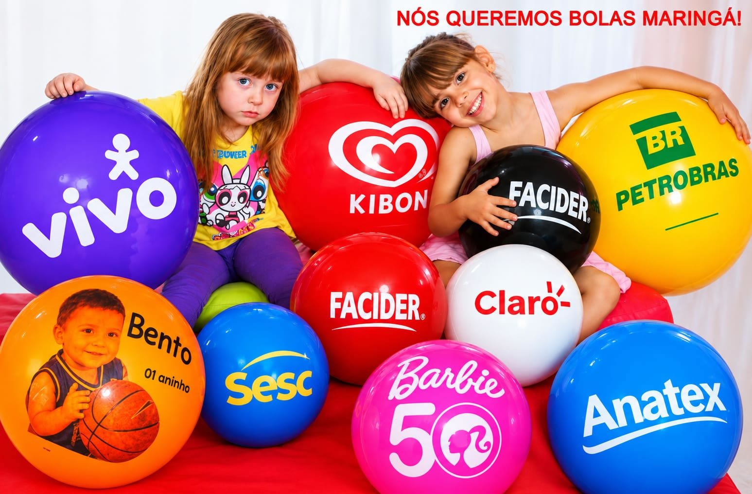 Bolas coloridas em expositor